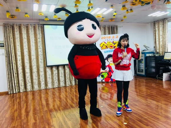 沿河幼儿园小朋友大方又精彩的表演给优漫卡通卫视组留下了深刻的印象